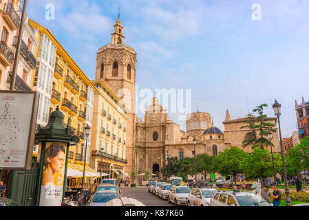 Valencia Spanien, mit Blick auf die Plaza de la Reina in das historische Zentrum von Valencia mit der Kathedrale (Catedral) und Miguelete Turm auf der Nordseite. Stockfoto