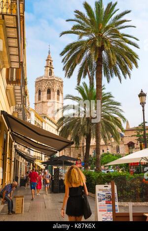 Valencia Spanien, mit Blick auf die Plaza de la Reina in das historische Zentrum von Valencia mit der Kathedrale (Catedral) Turm in der Ferne. Stockfoto