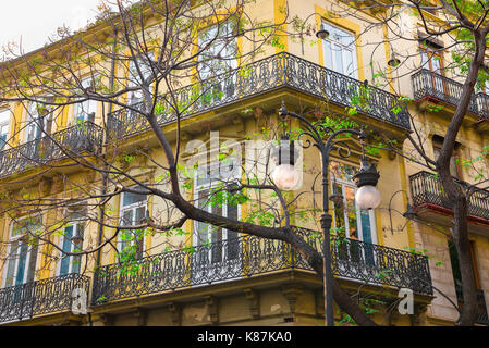 Valencia Spanien Altstadt mit Blick auf die obere Ebene des 19. Jahrhunderts Apartment Block in das historische Zentrum von Valencia, Spanien. Stockfoto