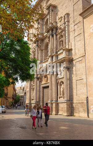 Valencia Spanien Altstadt, eine Gruppe von Freunden einen Spaziergang vorbei an der barocken Eingang in ein Kloster in der Altstadt Barrio del Carmen, Valencia, Spanien. Stockfoto