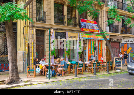 Valencia Spanien Straße, Blick auf die Menschen entspannen in einem Straßencafé in der Nähe der Plaza Tossal in der Altstadt von Barrio del Carmen, Valencia, Spanien Stockfoto