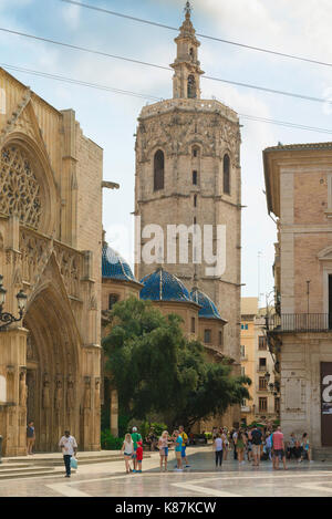 Miguelete Turm Valencia, Touristen stehen in der Plaza de la Virgen in der Nähe der Kathedrale Eingang und das Wahrzeichen Miguelete Turm, Valencia, Spanien. Stockfoto