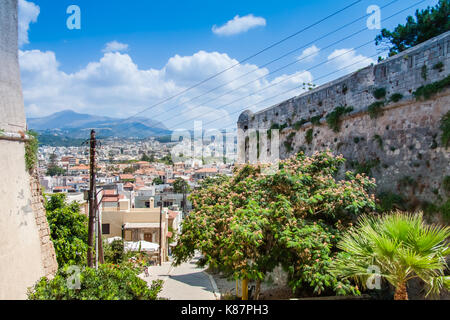 Panoramablick auf Rethymnon aus der Venezianischen Festung (Fortezza) mit Dächer und Berge im Hintergrund. Kreta, Griechenland Stockfoto