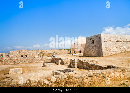 Moschee von Sultan Ibrahim gegen den blauen Himmel in die Venezianische Festung (Fortezza). Rethymno, Kreta, Griechenland Stockfoto