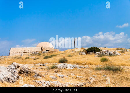 Moschee von Sultan Ibrahim gegen den blauen Himmel in die Venezianische Festung (Fortezza). Rethymno, Kreta, Griechenland Stockfoto