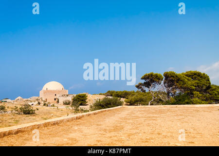 Moschee von Sultan Ibrahim und einige große Bäume gegen den blauen Himmel innerhalb der Venezianischen Festung (Fortezza). Rethymno, Kreta, Griechenland Stockfoto