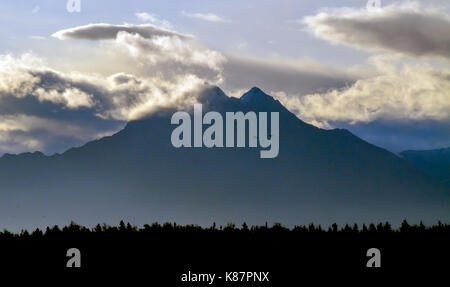 Mount Denali Peaks durch die Wolken im Denali National Park in Alaska, September 2017. Stockfoto