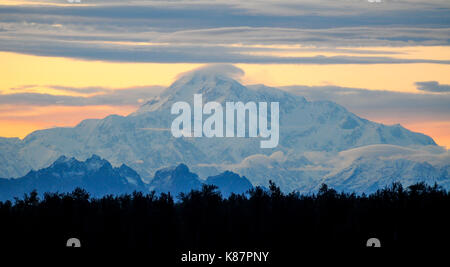 Mount Denali Peaks durch die Wolken im Denali National Park in Alaska, September 2017. Stockfoto