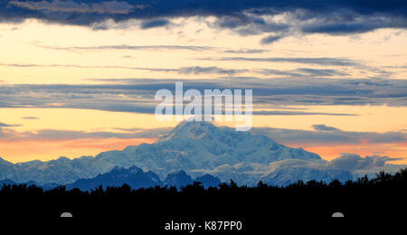 Mount Denali Peaks durch die Wolken im Denali National Park in Alaska, September 2017. Stockfoto