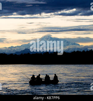 Mount Denali Peaks durch die Wolken im Denali National Park in Alaska, September 2017. Stockfoto