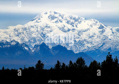 Mount Denali Peaks durch die Wolken im Denali National Park in Alaska, September 2017. Stockfoto