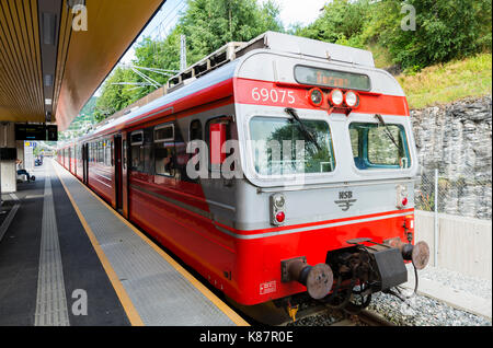 VOSS,NORWEGEN,29-07-2017: Der Bahnhof von Voss in Norwegen, wo der Zug nach bergen wird am 29-07-2017 abfahren: Bergen ist ein berühmter Ort in Norwegen bec Stockfoto