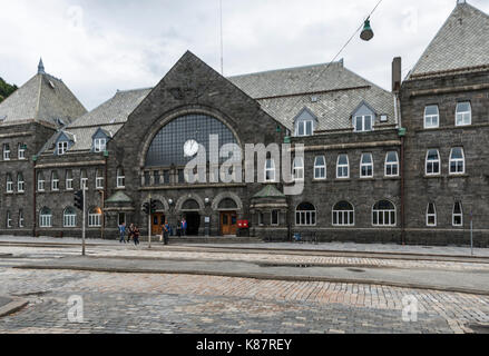 Bergen,NORWAY,29-07-2017:Unidentifizierte Menschen vor dem Bahnhof in Bergen in Norwegen am 29-07-2017: Bergen ist eine der größten Städte in N Stockfoto