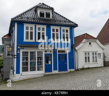 BERGEN,NORWEGEN ,29-07-2017:typisches blaues Haus in Bergen am 29-07-2017: Bergen ist berühmt für die Altstadt mit Häusern wie diesem und dem Fischmarkt Stockfoto