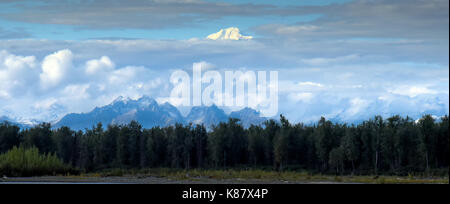 Mount Denali Peaks durch die Wolken im Denali National Park in Alaska, September 2017. Stockfoto