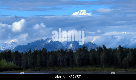 Mount Denali Peaks durch die Wolken im Denali National Park in Alaska, September 2017. Stockfoto