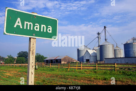 Ein Schild verkündet die Ankunft der Autofahrer in die Farm Stadt Amana, in den Amana Kolonien, einem historischen religiösen Gemeinschaft in Iowa. Stockfoto