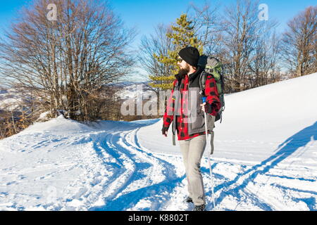 Bärtige männliche Wanderer auf die schneebedeckten Berge. Winterwanderung Stockfoto