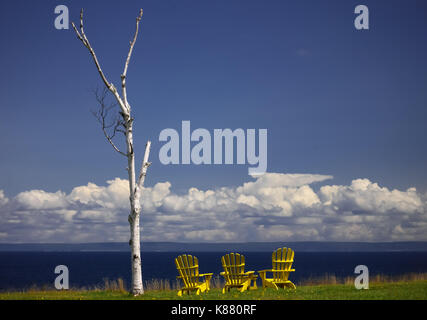 Drei Liegestühlen sitzen entlang der Küstenlinie in Nova Scotia, Atlantic Canada's provnices. Stockfoto