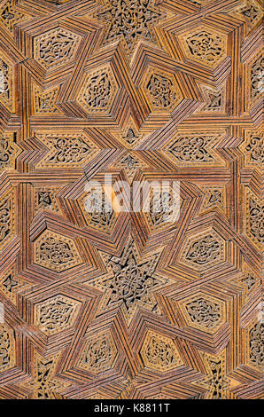 Aufwändige star Textur Muster auf der hölzernen Tür der Moschee in Fes, Marokko, Nordafrika. Stockfoto