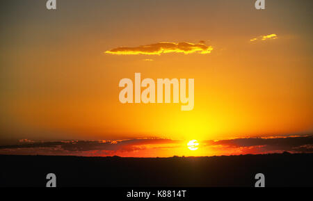 Ein Sommer Sonnenuntergang über die bunten Buttes und Tafelberge dot die Landschaft von versteinerten Forest-Painted Wüsten Nationalpark in Arizona. Stockfoto