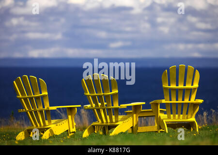 Drei Liegestühlen sitzen entlang der Küstenlinie in Nova Scotia, Atlantic Canada's provnices. Stockfoto