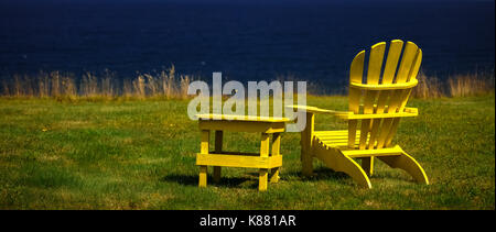 Drei Liegestühlen sitzen entlang der Küstenlinie in Nova Scotia, Atlantic Canada's provnices. Stockfoto