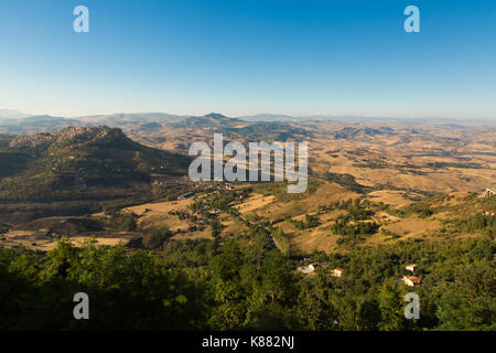 Calascibetta (Sizilien, Italien) - Luftaufnahme der kleinen Stadt und Nebrodi im Zentrum von Sizilien Stockfoto