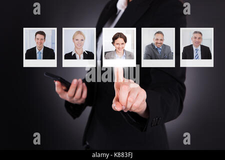 Nahaufnahme von einem Mann die Auswahl eines Profils Bild in der Digitalanzeige Stockfoto