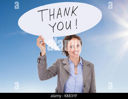 Junge glücklich Geschäftsfrau Holding Sprechblase mit vielen Dank Text Stockfoto