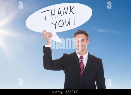 Gerne Reife Geschäftsfrau Holding Sprechblase mit vielen Dank Text Stockfoto