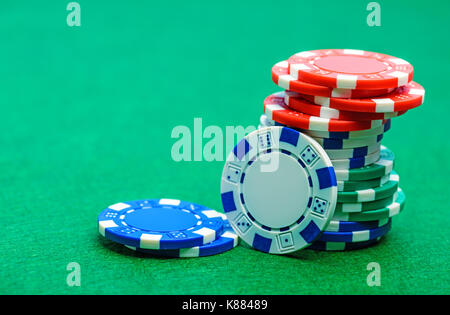 Casino Chips auf grünen Raum Stockfoto