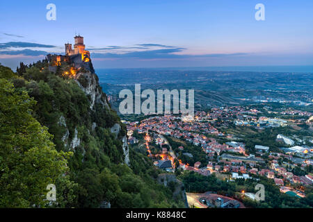 Dämmerung Blick von guaita Festung/Tower (aka Rocca/Torre Guaita) auf dem Berg Titan (Monte Titano), San Marino. Stockfoto