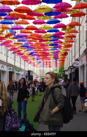 Southgate Sonnenschirme Street, City Centre. Stadt Bath, Somerset, UK. August, 2017. Stockfoto