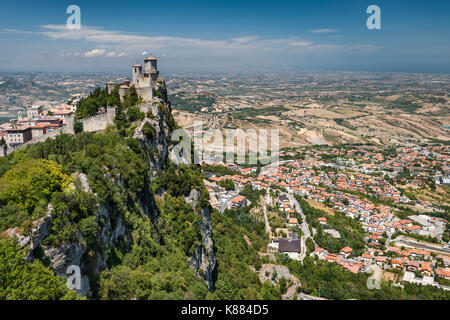 Anzeigen von guaita Festung/Tower (aka Rocca/Torre Guaita) und Teile von San Marino aus Cesta Turm auf dem Berg Titan (Monte Titano), San Marino. Stockfoto