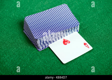 Karten Deck mit Herz Ass auf Green casino Schreibtisch Hintergrund Stockfoto