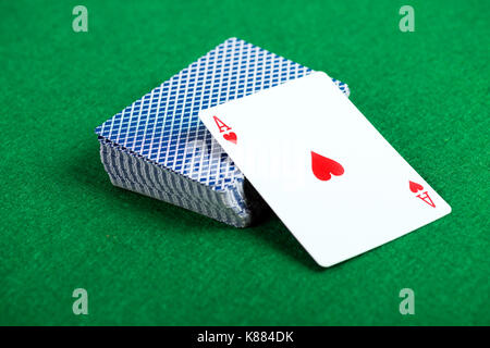 Karten Deck mit Herz Ass auf Green casino Schreibtisch Hintergrund Stockfoto