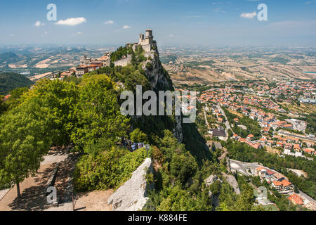 Anzeigen von guaita Festung/Tower (aka Rocca/Torre Guaita) und Teile von San Marino aus Cesta Turm auf dem Berg Titan (Monte Titano), San Marino. Stockfoto