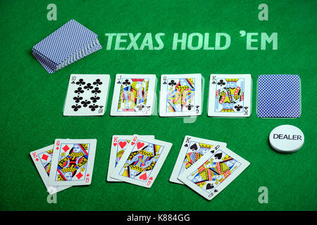 Poker Karten auf Grün poker Tuch. Texas Hold'em Stockfoto