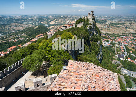 Anzeigen von guaita Festung/Tower (aka Rocca/Torre Guaita) und Teile von San Marino aus Cesta Turm auf dem Berg Titan (Monte Titano), San Marino. Stockfoto