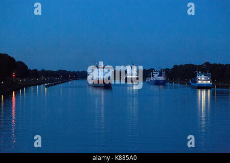 Schiffe, die am Nord-Ostsee-Kanal in den Abend, Schleswig-Holstein, Deutschland Stockfoto