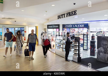 Die Passagiere in den Duty Free Shop, Flughafen Malé (Velana International Airport), Male, Malediven Asien Stockfoto