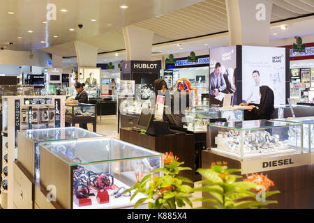 Die Passagiere in den Duty Free Shop, International Terminal, Male International Airport (Velana International Airport), Male, Malediven Asien Stockfoto