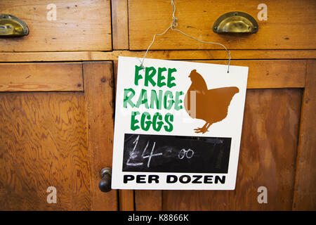 Schließen uo pf Zeichen an Farm Shop Werbung frische Eier aus Freilandhaltung. Stockfoto