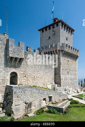 Die inneren Wände und den Turm von guaita Festung (aka Rocca/Torre Guaita) auf dem Berg Titan (Monte Titano), San Marino. Stockfoto