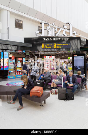 Flughafen Manchester UK-Duty Free Shop in der Abflughalle, Terminal 2, Flughafen Manchester, England, Großbritannien Stockfoto