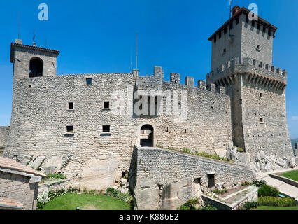 Die inneren Wände und den Turm von guaita Festung (aka Rocca/Torre Guaita) auf dem Berg Titan (Monte Titano), San Marino. Stockfoto