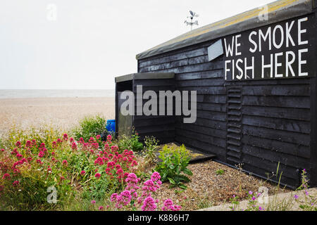 Außenansicht von braunem Holz- fisch Shop auf der Küste von Suffolk. Stockfoto