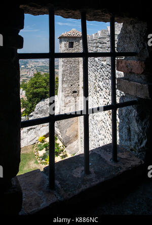 Blick aus dem Fenster in Guaita Festung auf dem Berg Titan (Monte Titano), San Marino. Stockfoto