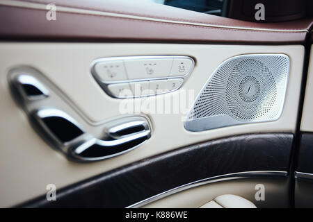 Auto innen. Innenraum der Prestige modernes Auto. Klimaanlage mit Regelautomatik, Hi-end sound Lautsprecher, seat Speicher, Tür Hebel. Stockfoto